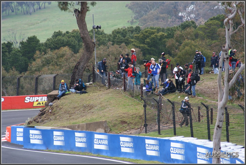 V8 Supercar shots from Bathurst 2011 : Cameras at-ease all over the mountain