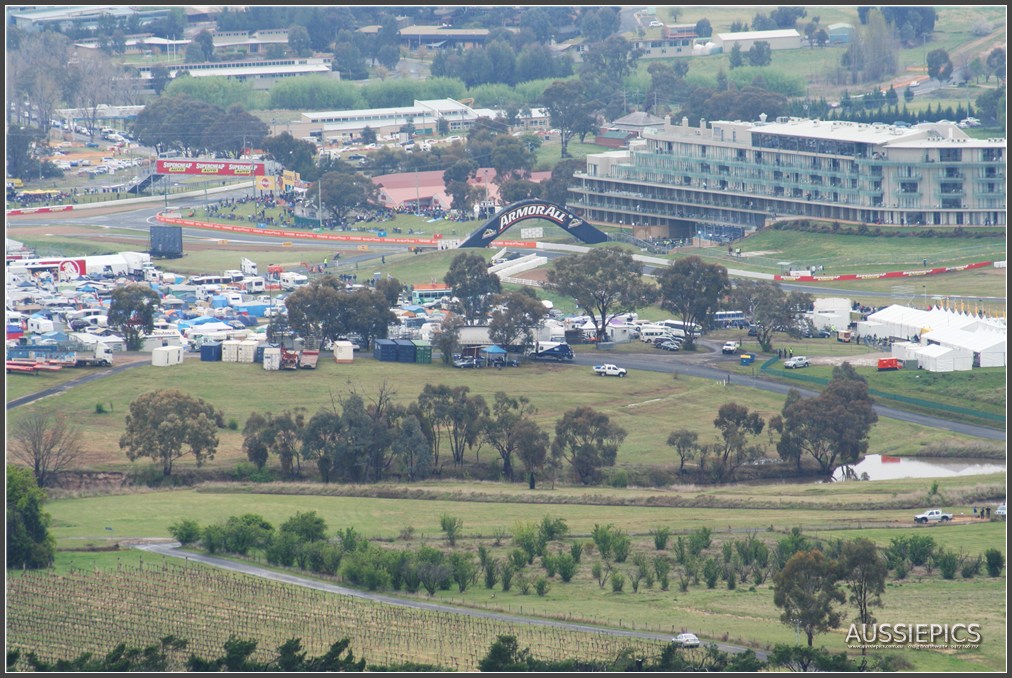 V8 Supercar shots from Bathurst 2011 : Murrays corner