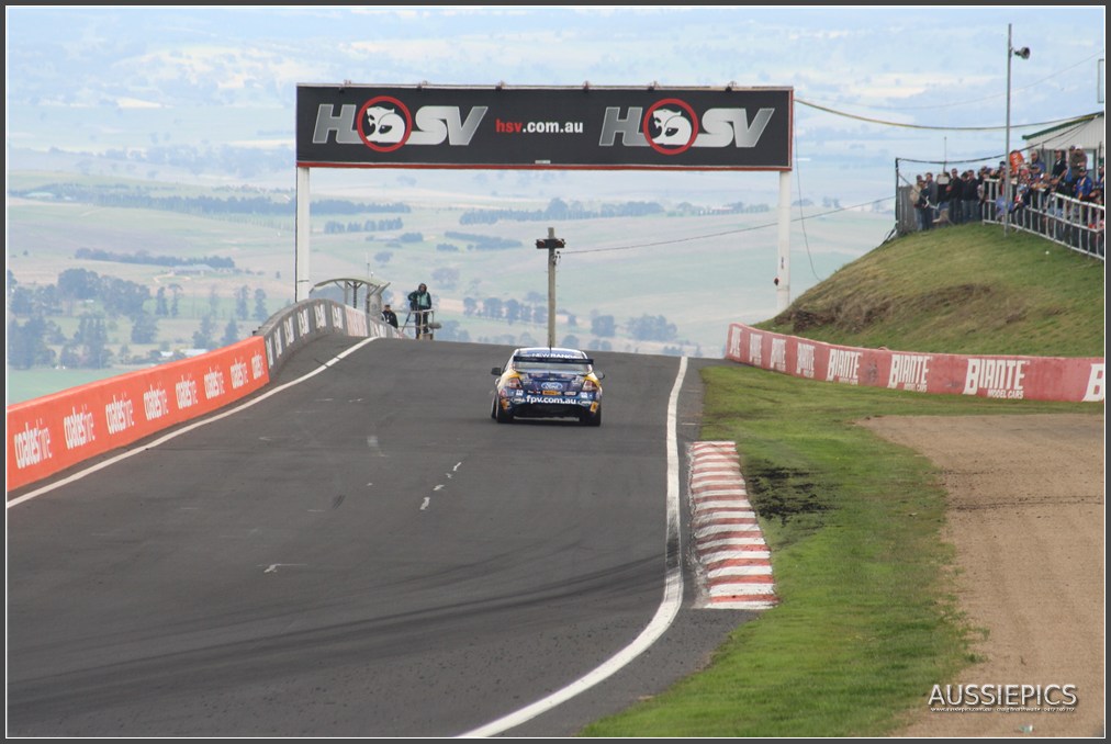 V8 Supercar shots from Bathurst 2011 : Skyline