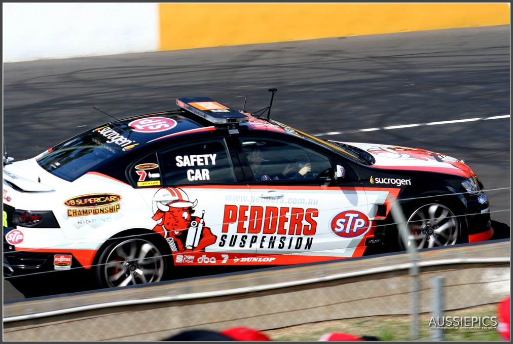 V8 Supercar shots from Bathurst 2011 : V8 Supercars safety car